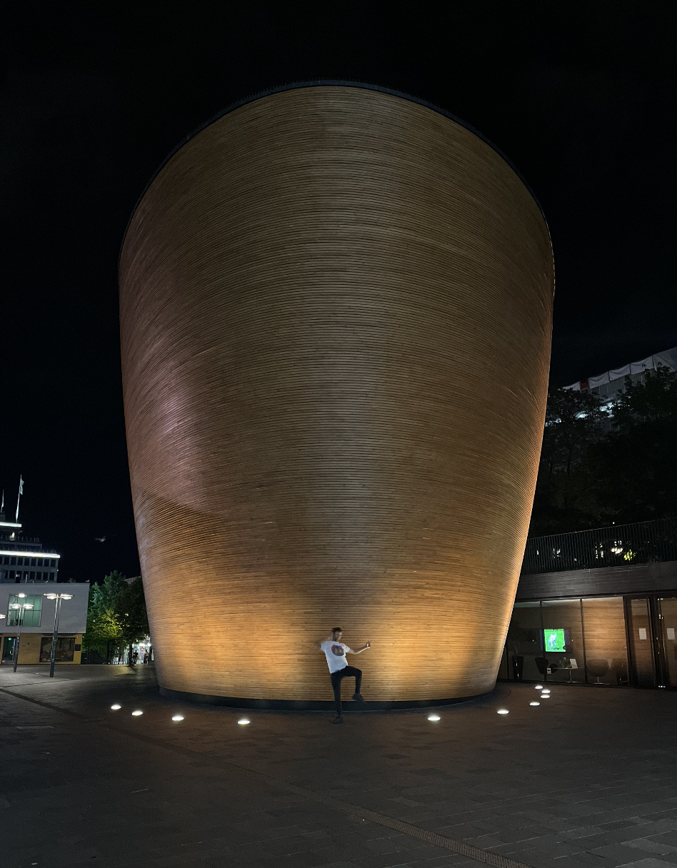 Wnętrze Kaplicy Ciszy – Helsinki