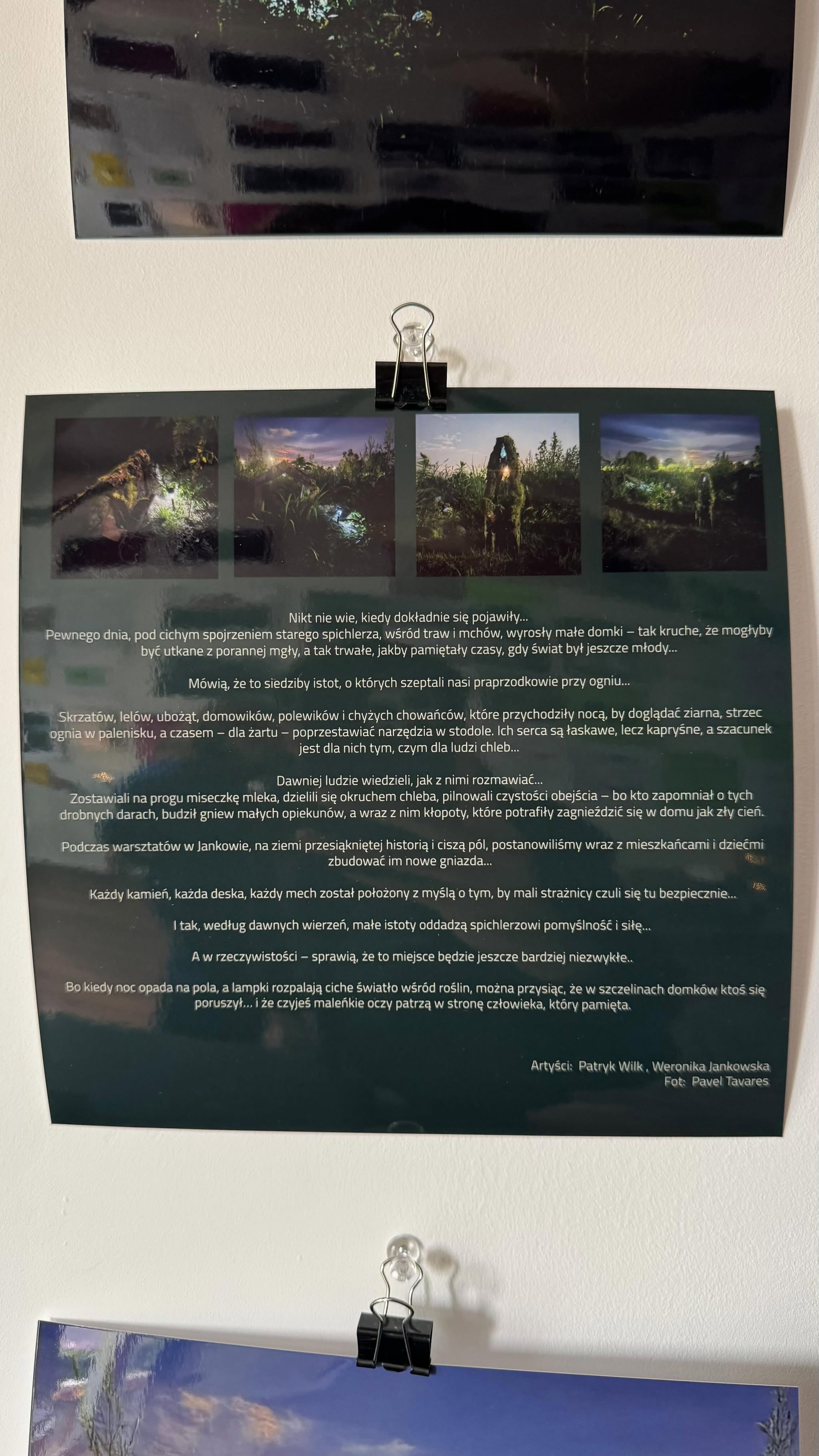 Fragment ekspozycji Fringe Warszawa 2025 – Domki dla elfów, zdjęcia i tekst